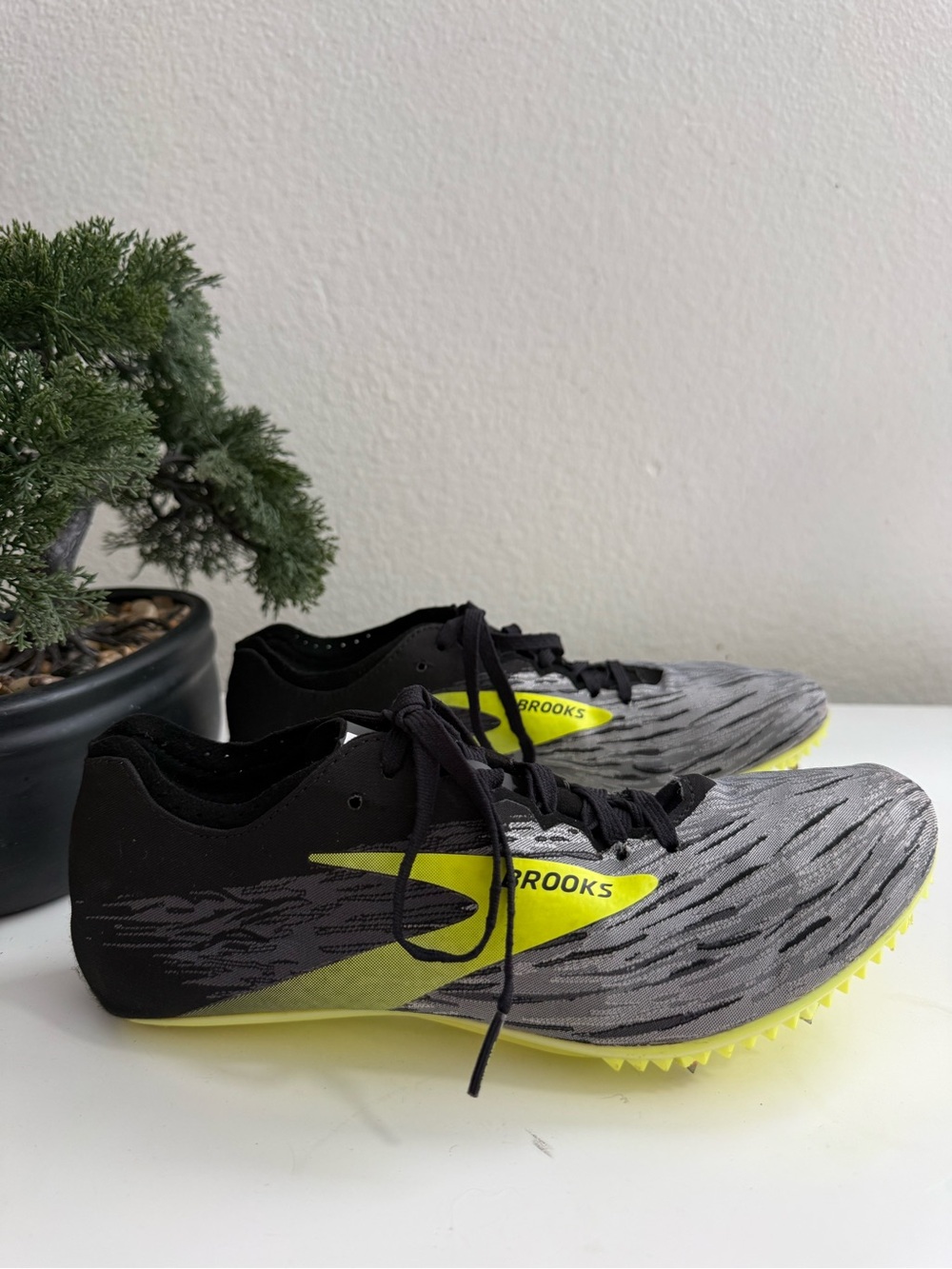 Brooks  QW-K v4 Men size 7 Black Gray and Neon Yellow Track Spikes